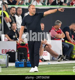 Frankfurt, Deutschland. September 2023. Hans-Dieter Flick, Trainer von Deutschland, unterrichtet seine Spieler während eines Freundschaftsspiels zwischen Deutschland und Japan in Wolfsburg am 9. September 2023. Quelle: Ulrich Hufnagel/Xinhua/Alamy Live News Stockfoto