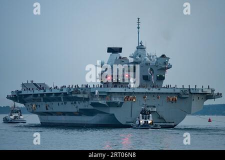 Die HMS Queen Elizabeth (R08) verließ Portsmouth, Großbritannien am Abend des 8. September 2023, um mit dem Einsatz der Carrier Strike Group 2023 zu beginnen. Stockfoto