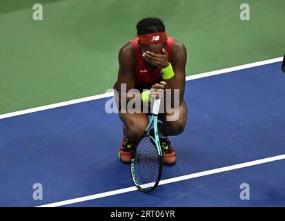 Flushing NY, USA. September 2023. Coco Gauff reagiert am Match Point, nachdem er die Arena Sabalenka im Finale der Frauen beim US Open Tennis 2023 im Arthur Ashe Stadium im USTA Billie Jean King National Tennis Center am 9. September 2023 in Flushing Queens besiegt hat. Quelle: Mpi04/Media Punch/Alamy Live News Stockfoto