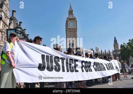 London, Großbritannien. September 2023. Chris Kabas Familie und Freunde wurden von Aktivisten begleitet, um am einjährigen Todestag zu marschieren, nachdem er von einem bewaffneten Polizeibeamten erschossen wurde, nachdem er in einem unmarkierten Polizeifahrzeug in Süd-London verfolgt worden war. Seine Familie sucht die Verantwortung für die Handlungen des Polizeibeamten und eine Anklageentscheidung durch das Crown Prosecution System (CPS), frustriert durch die Verzögerungen. Danksagung: Elfte Stunde Fotografie/Alamy Live News Stockfoto