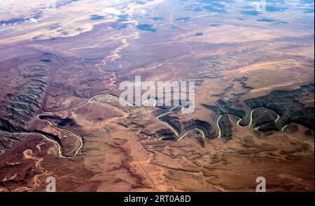 Über Utah, USA. September 2023. Landschaftsaufnahmen aus einem Flugzeugfenster, etwa 30.000 Meter über dem Westen während einer Reise von Denver nach Los Angeles. (Foto: © Brian Cahn/ZUMA Press Wire) NUR REDAKTIONELLE VERWENDUNG! Nicht für kommerzielle ZWECKE! Stockfoto