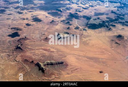 Über Utah, USA. September 2023. Landschaftsaufnahmen aus einem Flugzeugfenster, etwa 30.000 Meter über dem Westen während einer Reise von Denver nach Los Angeles. (Foto: © Brian Cahn/ZUMA Press Wire) NUR REDAKTIONELLE VERWENDUNG! Nicht für kommerzielle ZWECKE! Stockfoto