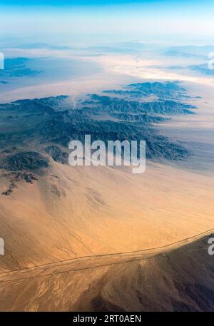 Über Utah, USA. September 2023. Landschaftsaufnahmen aus einem Flugzeugfenster, etwa 30.000 Meter über dem Westen während einer Reise von Denver nach Los Angeles. (Foto: © Brian Cahn/ZUMA Press Wire) NUR REDAKTIONELLE VERWENDUNG! Nicht für kommerzielle ZWECKE! Stockfoto