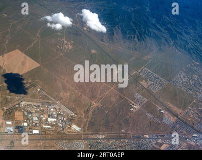 Über Utah, USA. September 2023. Landschaftsaufnahmen aus einem Flugzeugfenster, etwa 30.000 Meter über dem Westen während einer Reise von Denver nach Los Angeles. (Foto: © Brian Cahn/ZUMA Press Wire) NUR REDAKTIONELLE VERWENDUNG! Nicht für kommerzielle ZWECKE! Stockfoto