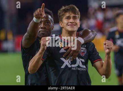WASHINGTON, DC, USA - 09. SEPTEMBER 2023: D.C. United, Stürmer Cristian Dájome (12) zeigt die Menge, als er Gabriel Pirani (10) dabei hilft, ein Tor zu feiern, das VAR während eines MLS-Spiels zwischen DC United und San Jose Earthquakeon am 9. September 2023 im Audi Field in Washington, DC, nicht mehr erreichen konnte. (Foto: Tony Quinn-Alamy Live News) Stockfoto