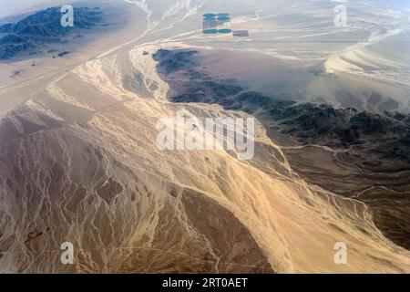 Über Utah, USA. September 2023. Landschaftsaufnahmen aus einem Flugzeugfenster, etwa 30.000 Meter über dem Westen während einer Reise von Denver nach Los Angeles. (Foto: © Brian Cahn/ZUMA Press Wire) NUR REDAKTIONELLE VERWENDUNG! Nicht für kommerzielle ZWECKE! Stockfoto