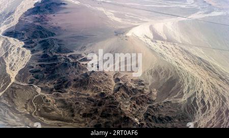 Über Utah, USA. September 2023. Landschaftsaufnahmen aus einem Flugzeugfenster, etwa 30.000 Meter über dem Westen während einer Reise von Denver nach Los Angeles. (Foto: © Brian Cahn/ZUMA Press Wire) NUR REDAKTIONELLE VERWENDUNG! Nicht für kommerzielle ZWECKE! Stockfoto