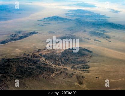 Über Utah, USA. September 2023. Landschaftsaufnahmen aus einem Flugzeugfenster, etwa 30.000 Meter über dem Westen während einer Reise von Denver nach Los Angeles. (Foto: © Brian Cahn/ZUMA Press Wire) NUR REDAKTIONELLE VERWENDUNG! Nicht für kommerzielle ZWECKE! Stockfoto