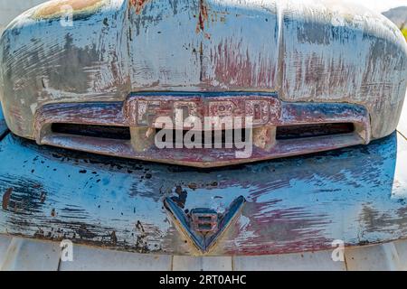 Details des Kühlergrills und des V8-Logos auf einem Ford F4 Pickup-Lkw aus dem Jahr 1952 in der Nähe von Kingston, Utah, USA Stockfoto