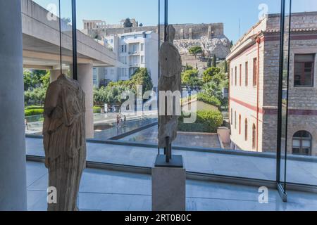 Akropolis-Museum, mit dem Parthenon im Hintergrund. Athen, Griechenland Stockfoto
