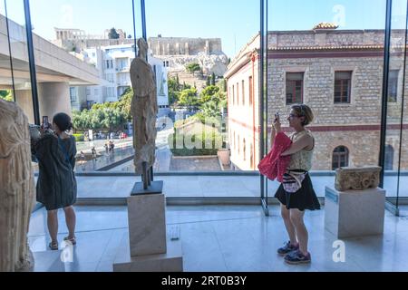 Akropolis-Museum, mit dem Parthenon im Hintergrund. Athen, Griechenland Stockfoto
