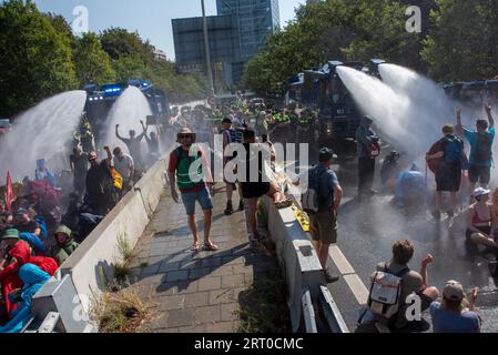 Den Haag, Niederlande. September 2023. Die Polizei setzt während der Demonstration vier Wasserkanonen-Lkw ein, um die Autobahn von den Klimaaktivisten zu befreien. Tausende von Klimaaktivisten der Extinction Rebellion blockierten die Autobahn A12 in den Haag, Niederlande. Sie versuchen, die Regierung unter Druck zu setzen, aufgrund des Klimawandels sofort keine Investitionen in fossile Brennstoffe mehr zu tätigen. Quelle: SOPA Images Limited/Alamy Live News Stockfoto