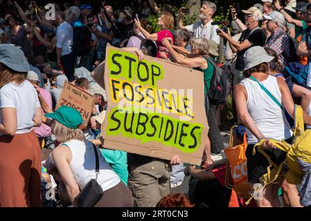 Den Haag, Niederlande. September 2023. Eine Demonstrantin hält ein Plakat, um ihre Meinung während der Demonstration zu äußern. Tausende von Klimaaktivisten der Extinction Rebellion blockierten die Autobahn A12 in den Haag, Niederlande. Sie versuchen, die Regierung unter Druck zu setzen, aufgrund des Klimawandels sofort keine Investitionen in fossile Brennstoffe mehr zu tätigen. Quelle: SOPA Images Limited/Alamy Live News Stockfoto