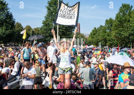 Den Haag, Niederlande. September 2023. Eine weibliche Demonstrantin hält ihr Banner hoch, um ihre Meinung während der Demonstration zu äußern. Tausende von Klimaaktivisten der Extinction Rebellion blockierten die Autobahn A12 in den Haag, Niederlande. Sie versuchen, die Regierung unter Druck zu setzen, aufgrund des Klimawandels sofort keine Investitionen in fossile Brennstoffe mehr zu tätigen. Quelle: SOPA Images Limited/Alamy Live News Stockfoto