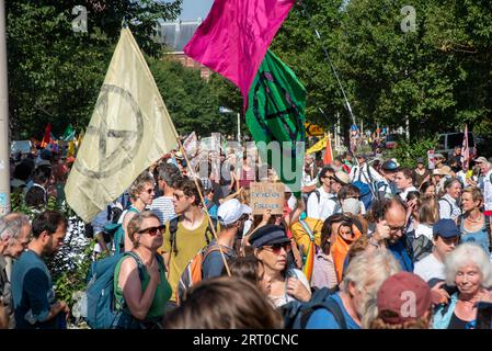 Den Haag, Niederlande. September 2023. Die Demonstranten halten während der Demonstration auf der Autobahn Plakate mit ihren Meinungen und Flaggen. Tausende von Klimaaktivisten der Extinction Rebellion blockierten die Autobahn A12 in den Haag, Niederlande. Sie versuchen, die Regierung unter Druck zu setzen, aufgrund des Klimawandels sofort keine Investitionen in fossile Brennstoffe mehr zu tätigen. Quelle: SOPA Images Limited/Alamy Live News Stockfoto