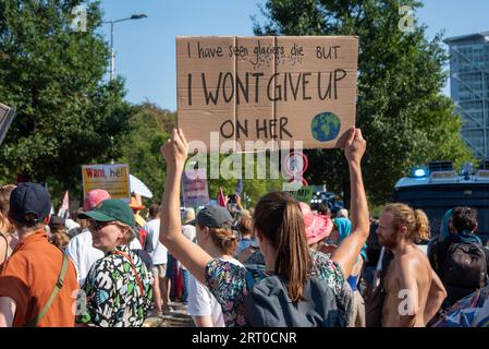 Den Haag, Niederlande. September 2023. Eine Demonstrantin hält ihr Plakat, um ihre Meinung während der Demonstration zu äußern. Tausende von Klimaaktivisten der Extinction Rebellion blockierten die Autobahn A12 in den Haag, Niederlande. Sie versuchen, die Regierung unter Druck zu setzen, aufgrund des Klimawandels sofort keine Investitionen in fossile Brennstoffe mehr zu tätigen. Quelle: SOPA Images Limited/Alamy Live News Stockfoto