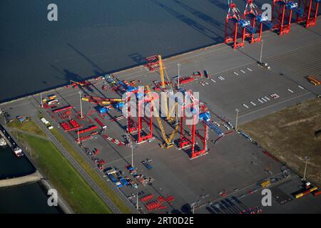 Wilhelmshaven, Deutschland. September 2023. Der Jade-Weser-Hafen, Deutschlands einziger Tiefwasserhafen. Kräne bauen zwei neue Container-Portalkräne zusammen. (Luftaufnahme aus einem kleinen Flugzeug). Quelle: Stefan Rampfel//dpa/Alamy Live News Stockfoto