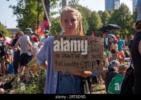 Den Haag, Niederlande. September 2023. Eine Demonstrantin hält ihr Plakat, um ihre Meinung während der Demonstration zu äußern. Tausende von Klimaaktivisten der Extinction Rebellion blockierten die Autobahn A12 in den Haag, Niederlande. Sie versuchen, die Regierung unter Druck zu setzen, aufgrund des Klimawandels sofort keine Investitionen in fossile Brennstoffe mehr zu tätigen. (Foto: Krisztian Elek/SOPA Images/SIPA USA) Credit: SIPA USA/Alamy Live News Stockfoto