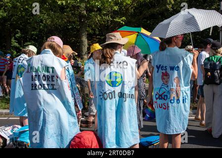 Den Haag, Niederlande. September 2023. Die Demonstranten schrieben Slogans an ihre Uniformen, um ihre Meinung während der Demonstration auszudrücken. Tausende von Klimaaktivisten der Extinction Rebellion blockierten die Autobahn A12 in den Haag, Niederlande. Sie versuchen, die Regierung unter Druck zu setzen, aufgrund des Klimawandels sofort keine Investitionen in fossile Brennstoffe mehr zu tätigen. (Foto: Krisztian Elek/SOPA Images/SIPA USA) Credit: SIPA USA/Alamy Live News Stockfoto