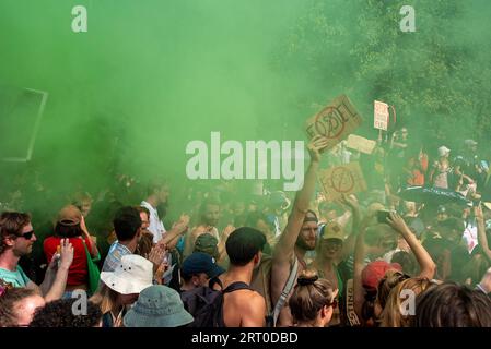 Den Haag, Niederlande. September 2023. Die Demonstranten benutzen während der Demonstration Rauchgranaten. Tausende von Klimaaktivisten der Extinction Rebellion blockierten die Autobahn A12 in den Haag, Niederlande. Sie versuchen, die Regierung unter Druck zu setzen, aufgrund des Klimawandels sofort keine Investitionen in fossile Brennstoffe mehr zu tätigen. (Foto: Krisztian Elek/SOPA Images/SIPA USA) Credit: SIPA USA/Alamy Live News Stockfoto