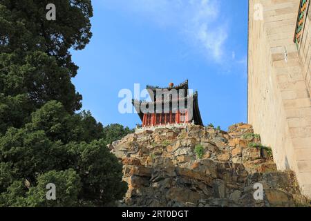 Peking, China - 6. Oktober 2020: Pavillons auf riesigen Felsen im Sommerpalast in Peking Stockfoto