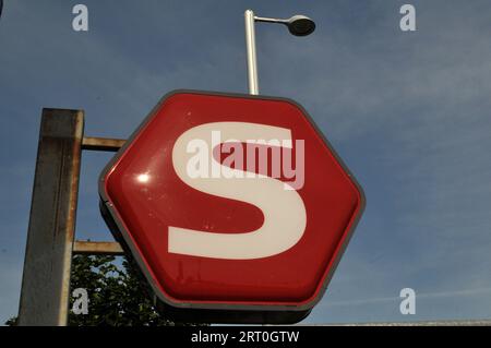 Kopenhagen/Dänemark/09. September 2023/Red S Schild steht für den lokalen Zug auch S-Zug genannt. (Foto: Francis Joseph Dean/Dean Pictures) Stockfoto