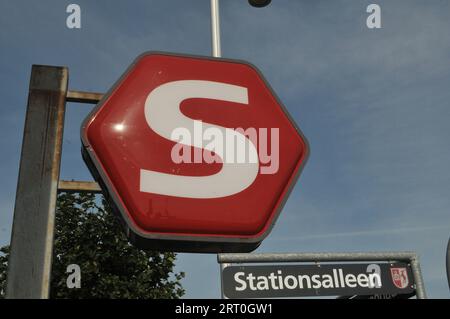 Kopenhagen/Dänemark/09. September 2023/Red S Schild steht für den lokalen Zug auch S-Zug genannt. (Foto: Francis Joseph Dean/Dean Pictures) Stockfoto