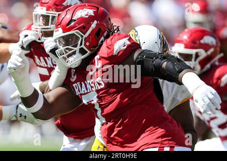 9. September 2023: Razorback Defensive End Trajan Jeffcoat #7 kommt um den Rand und stürmt den Passanten. Arkansas besiegte Kent St. 28-6 in Fayetteville, AR. Richey Miller/CSM Stockfoto