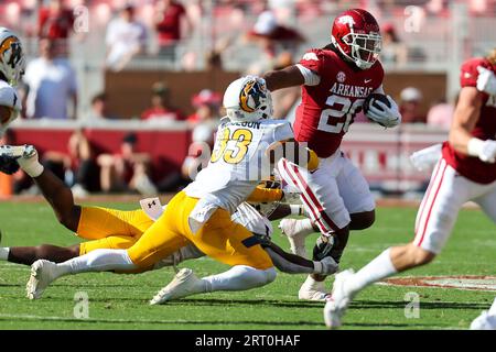 9. September 2023: Arkansas läuft Dominique Johnson #20 zurück und versucht, Devin Nicholson #33 Kent St. Linebacker zu versteifen. Arkansas besiegte Kent St. 28-6 in Fayetteville, AR. Richey Miller/CSM Stockfoto