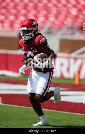 9. September 2023: Arkansas Running Back AJ Green #0 bringt den Ball auf das Feld. Arkansas besiegte Kent St. 28-6 in Fayetteville, AR. Richey Miller/CSM Stockfoto