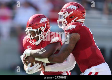 9. September 2023: Arkansas QB KJ Jefferson #1 platziert den Ball in den Bauch des Running Back Rashod Dubinion #7. Arkansas besiegte Kent St. 28-6 in Fayetteville, AR. Richey Miller/CSM Stockfoto