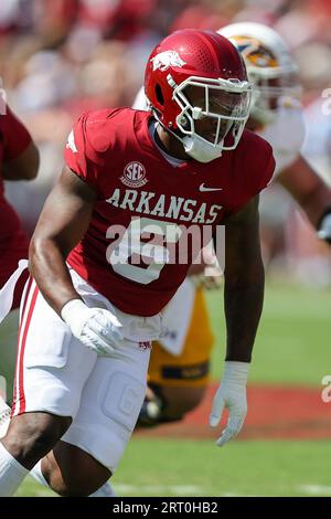 9. September 2023: Arkansas Defensive End John Morgan #6 kommt um die Ecke der Linie. Arkansas besiegte Kent St. 28-6 in Fayetteville, AR. Richey Miller/CSM Stockfoto