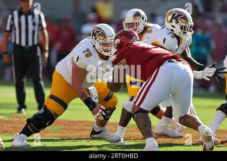 9. September 2023: Andrew Page #75 Golden Flashs Offensive Lineman kommt aus seiner Position, um Arkansas Defensive Lineman Cameron Ball #5 zu engagieren. Arkansas besiegte Kent St. 28-6 in Fayetteville, AR. Richey Miller/CSM (Bild: © Richey Miller/Cal Sport Media) Stockfoto