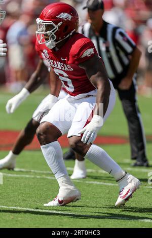 9. September 2023: John Morgan #6 Razorback Defensive End macht den ersten Schritt, da der Ball gerissen wird. Arkansas besiegte Kent St. 28-6 in Fayetteville, AR. Richey Miller/CSM Stockfoto