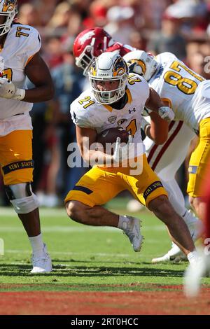 9. September 2023: Goldene Blitze laufen zurück Gavin Garcia #21 kommt durch die Mitte der Linie und sucht nach etwas Platz. Arkansas besiegte Kent St. 28-6 in Fayetteville, AR. Richey Miller/CSM (Bild: © Richey Miller/Cal Sport Media) Stockfoto