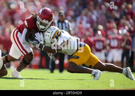 9. September 2023: Kent St. Safety Bryce Sheppert #27 macht einen Halt auf Arkansas, der auf AJ Green #0 zurückläuft. Arkansas besiegte Kent St. 28-6 in Fayetteville, AR. Richey Miller/CSM Stockfoto