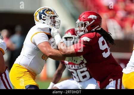 9. September 2023: Kelvie Rose 93, Abwehrlineman von Arkansas, arbeitet an der Kent St. Offensive Lineman Mason Mennell #62. Arkansas besiegte Kent St. 28-6 in Fayetteville, AR. Richey Miller/CSM Stockfoto