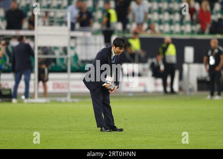 Wolfsburg, Deutschland. September 2023. Hajime Moriyasu (JPN) Fußball/Fußball : Cheftrainer von Japan Hajime Moriyasu begrüßt Fans nach dem Gewinn des FIFA International Freundschaftsspiels zwischen Deutschland 1-4 Japan in der Volkswagen Arena in Wolfsburg. Quelle: Mutsu Kawamori/AFLO/Alamy Live News Stockfoto