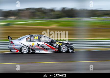 Sandown Park, Australien. 10. September 2023. Andrew Cook fliegt um Kurve 6 auf dem Weg hinunter zu Kurve 9. Quelle: James Forrester/Alamy Live News Stockfoto