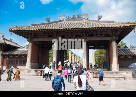 Datong Shanxi China-1. August 2023: Menschen betreten den Eingang der Yungang Grotten. Stockfoto