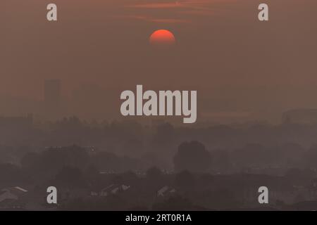 London, Großbritannien. September 2023. Wetter in Großbritannien: Sonnenaufgang über Ost-London mit Prognosen, dass Sonntag könnte der siebte Tag in einer Reihe von Temperaturen über 30 C sein Guy Corbishley/Alamy Live News Stockfoto