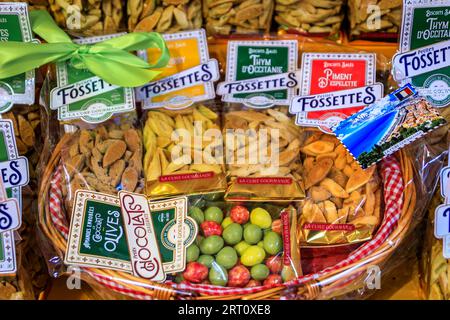 Nizza, Frankreich - 28. Mai 2023: Bunte Schokoladenbonbons und herzhafte Kekse mit Kräutern in einem Süßwarenladen in der Altstadt von Vieille Ville Stockfoto