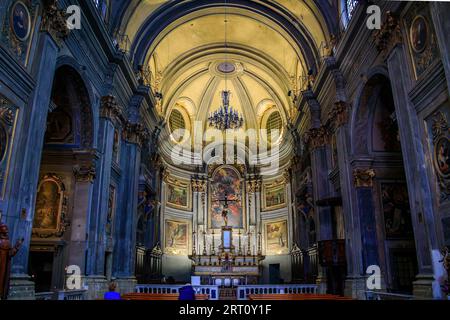 Nizza, Frankreich - 29. Mai 2023: Altar und Presbyterium der Kirche Eglise Saint Francois de Paule des Franziskus von Paola in der historischen Altstadt von Vieille Ville Stockfoto