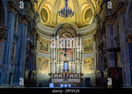 Nizza, Frankreich - 29. Mai 2023: Altar und Presbyterium der Kirche Eglise Saint Francois de Paule des Franziskus von Paola in der historischen Altstadt von Vieille Ville Stockfoto