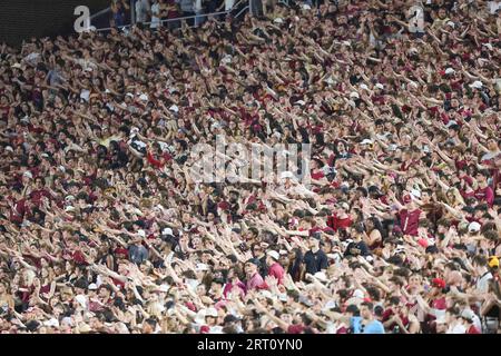 Tallahassee, Florida, USA. September 2021. Die Fans des Florida State spielen das Tomahawk Chop während eines College-Fußballspiels zwischen den Southern Miss Golden Eagles und den Florida State Seminoles im Doak-Campbell Stadium in Tallahassee, Florida. Bobby McDuffie/CSM/Alamy Live News Stockfoto