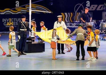 Flaggenhissung bei der Eröffnung der Invictus Games Düsseldorf 2023 in der Merkur Spiel-Arena. Düsseldorf, 09.09.2023 Stockfoto