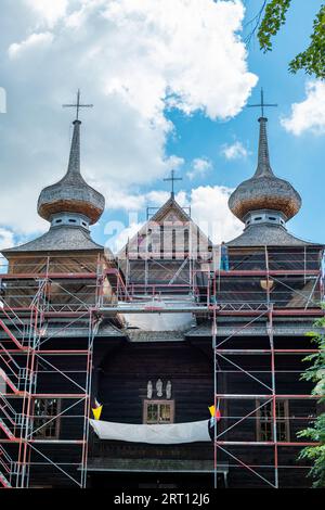 Tomaszow Lubelski, Polen - 11. August 2023: Pfarrkirche St. Verkündigung der seligen Jungfrau Maria. Historische Holzkirche im Barockstil Stockfoto