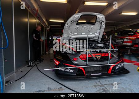 Sandown Park, Australien. 10. September 2023. Einige letzte Ausrichtungsänderungen für Michael Clemente’s Supra vor dem letzten Rennen des Wochenendes. Quelle: James Forrester/Alamy Live News Stockfoto