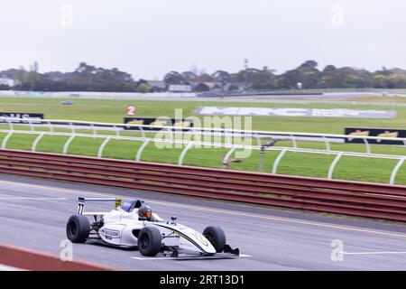 Melbourne, Australien. September 2023. Peter Bouzinelos (77) fuhr Mygale M14 F4 für AGI Sport während der Australian Formula Open bei Shannons Speedseries Motorsport Championship Round 6 auf dem Sandown International Raceway. Quelle: Santanu Banik/Alamy Live News Stockfoto