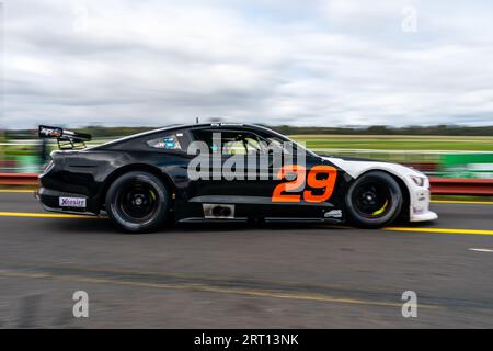 Sandown Park, Australien. 10. September 2023. Elly Morrow verließ ihren Boxenstand, um das letzte Rennen des Wochenendes für die TransAm National-Serie zu beginnen. Quelle: James Forrester/Alamy Live News Stockfoto